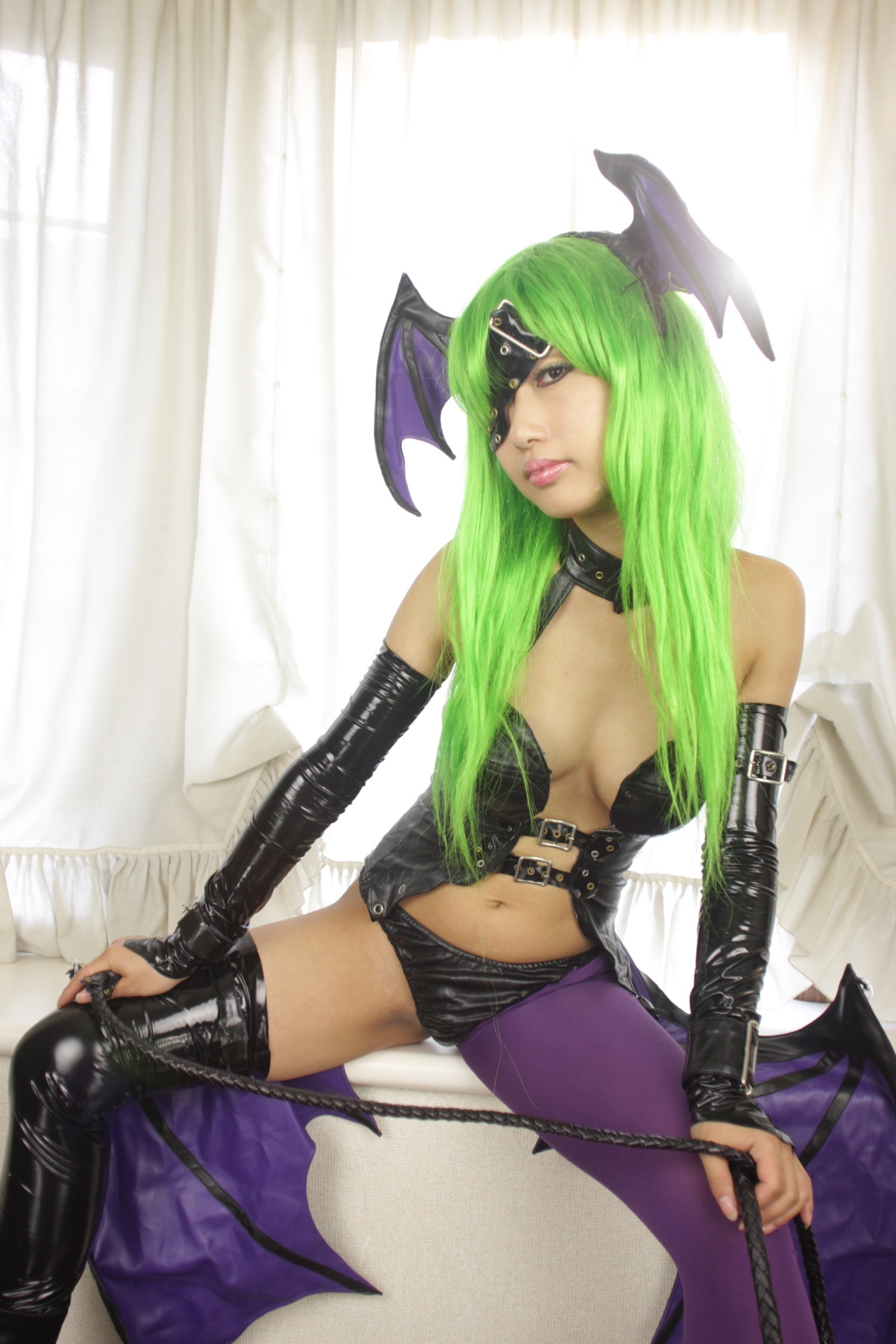 [Cosplay]  Darkstalkers  Morrigan with great body in latex